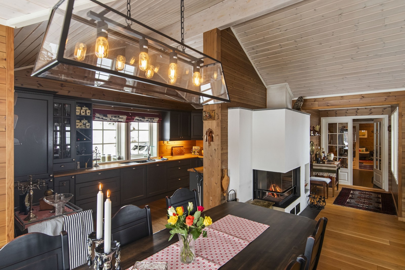 Lunt og trivelig innredet med pene heltre eikegulv, beisede panelflater og hvittet panel i tak Galleribilde