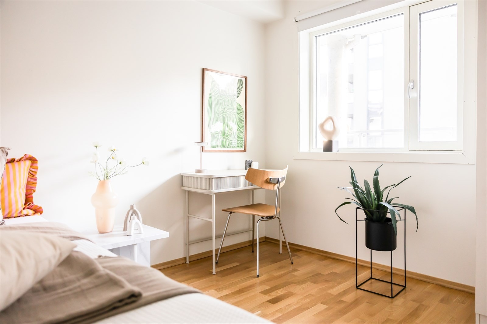 Store vindusflater slipper inn rikelig med det herlige dagslyset. Galleribilde
