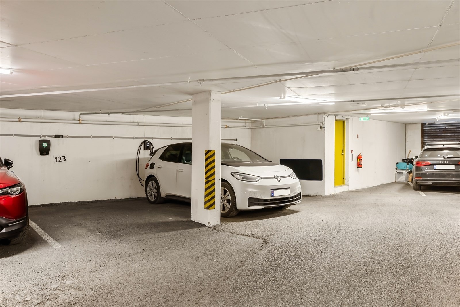 Det er elbil-lader på parkeringsplassen. Galleribilde