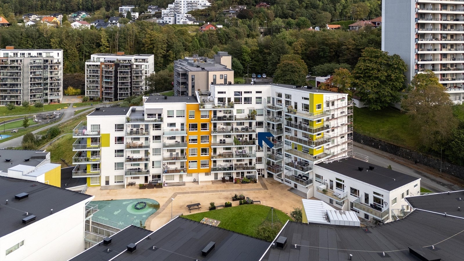 Leiligheten ligger høyt og fritt i sjette etasje, i et moderne bygg fra 2014. Galleribilde