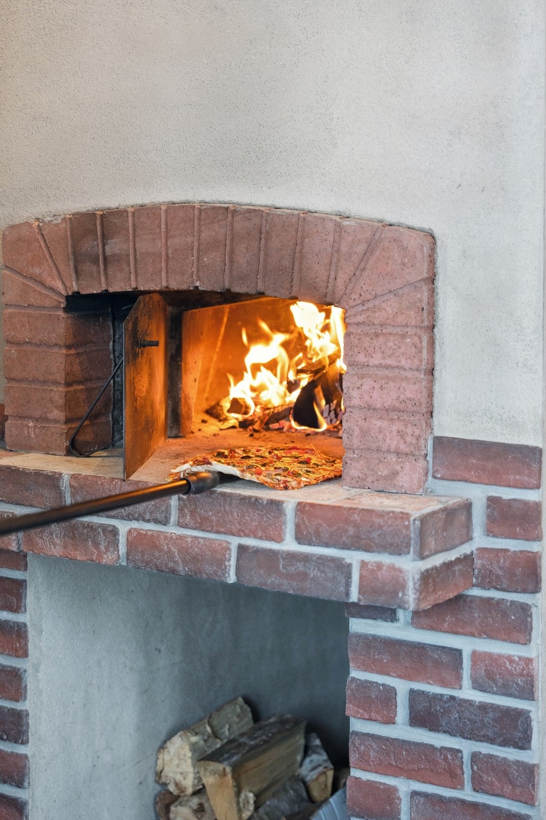 Anneks/bakebu skaper sin egen sosiale sone - med kjøkken, peis og sittegruppe blir dette hjertet for hygge og gode stunder. Galleribilde