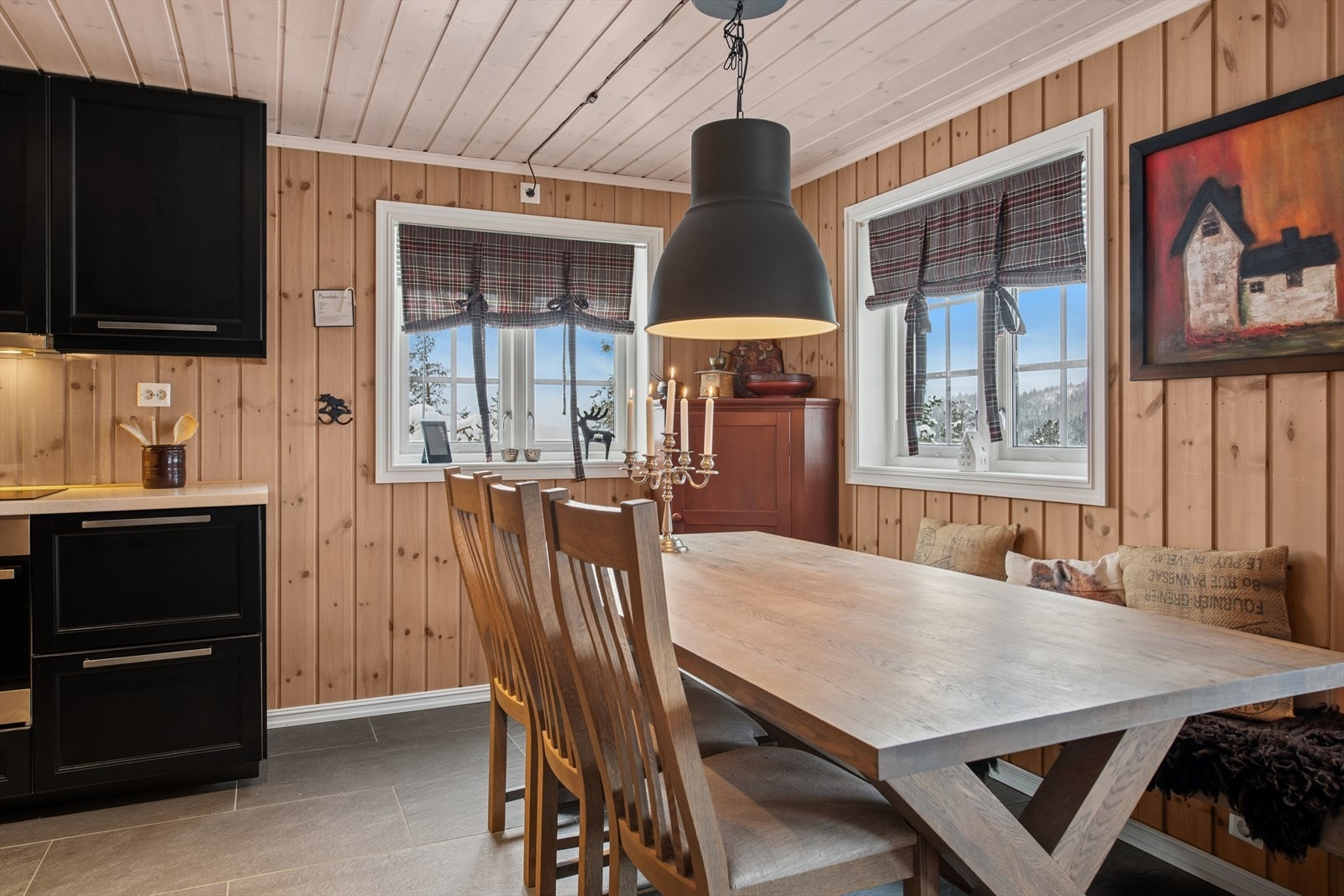 Lun spiseplass rett ved kjøkkenet - designet for komfortable måltider og sosialt samvær, med plass til alle hyttas gjester. Galleribilde