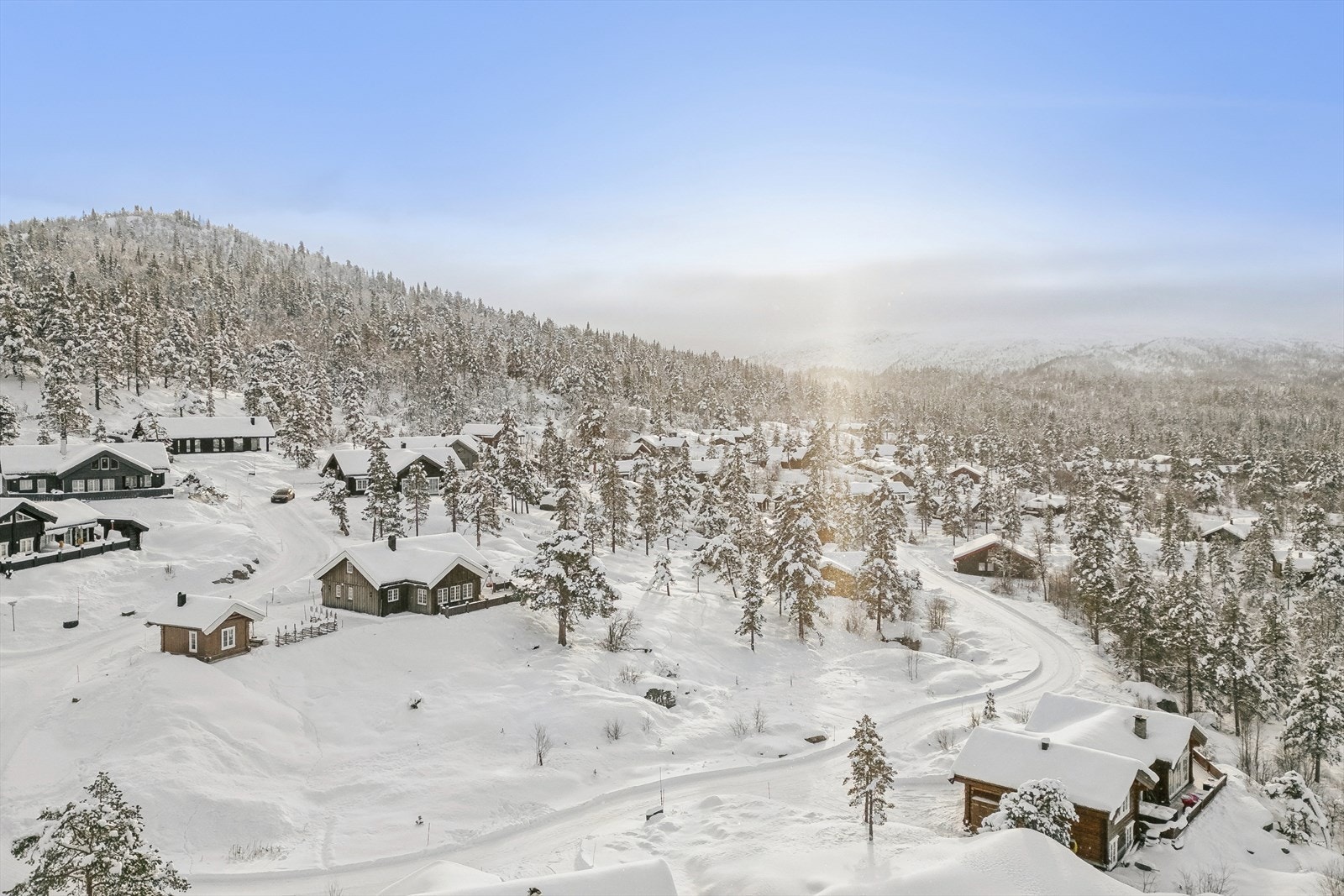 Høyt og fritt beliggende familiehytte med panoramautsikt i fjellparadis. Her kan du nyte utsikt i flere retnigner både til Vehuskjørringa og Raulandsfjell. Galleribilde