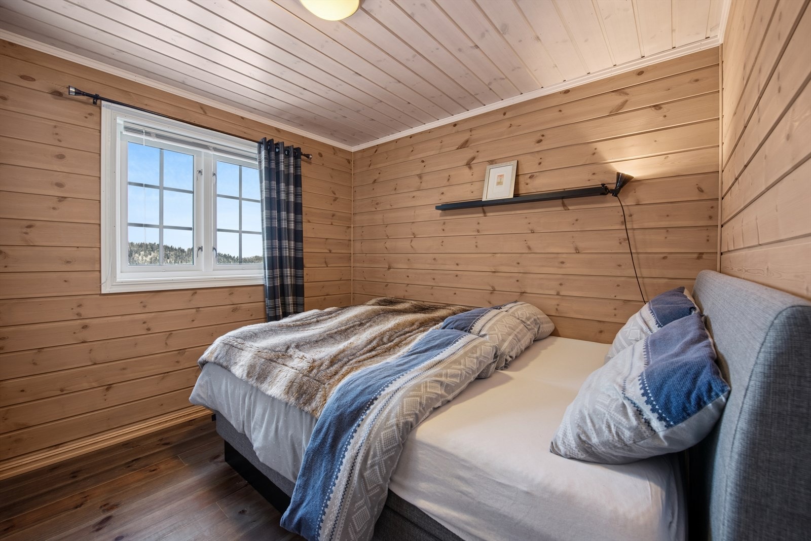 Romslig hovedsoverom med fast garderobeløsning og god møbleringsmulighet. Galleribilde