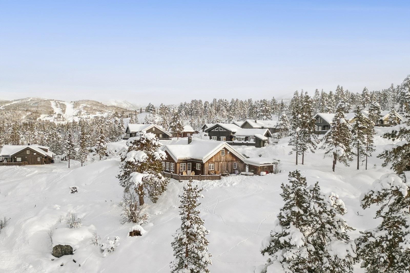 Stor, usjenert og solrik tomt som gir privatliv, ro og plass til hele familien. Galleribilde