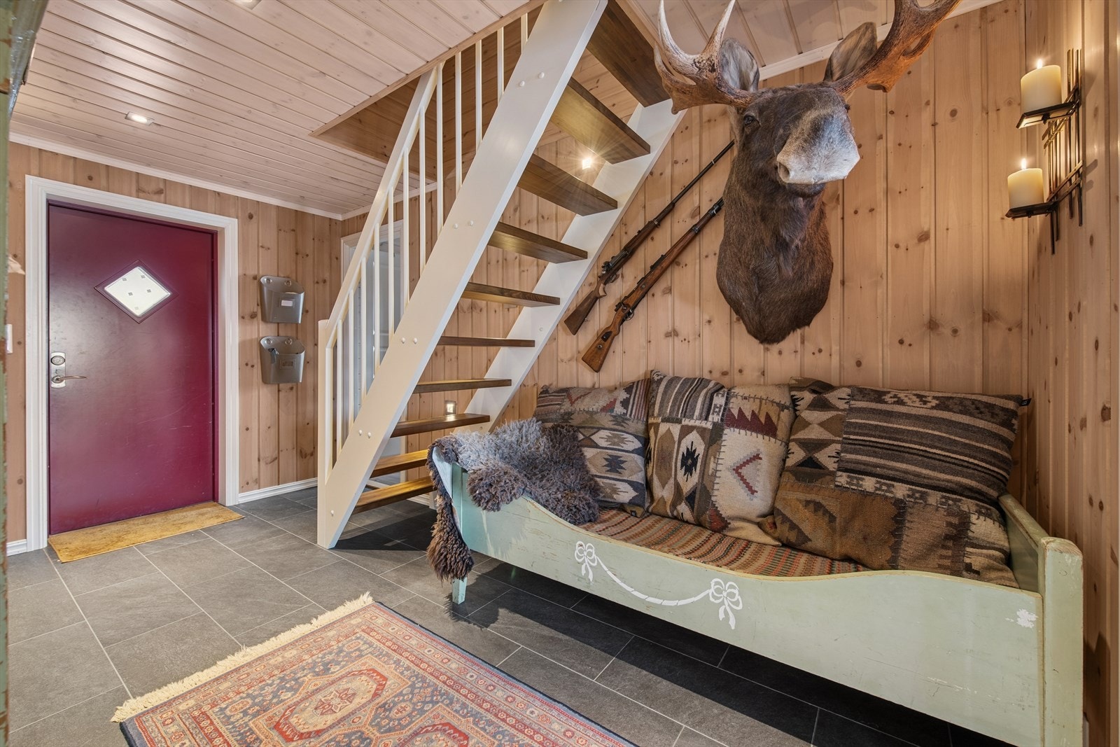 Lun entré med steinfliser, panelvegger og god garderobeplass. Isolert utebod er praktisk plassert ved inngangen. Galleribilde