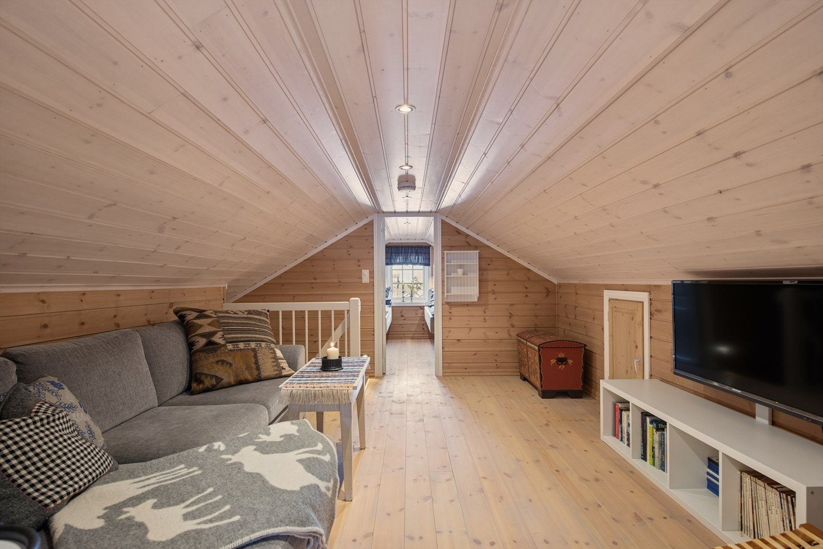 Lys og luftig loftstue med skrå himling - perfekt som ungdomsdel, TV-krok eller ekstra oppholdssone for hele familien. Smart med oppbevaring i knevegger. Galleribilde