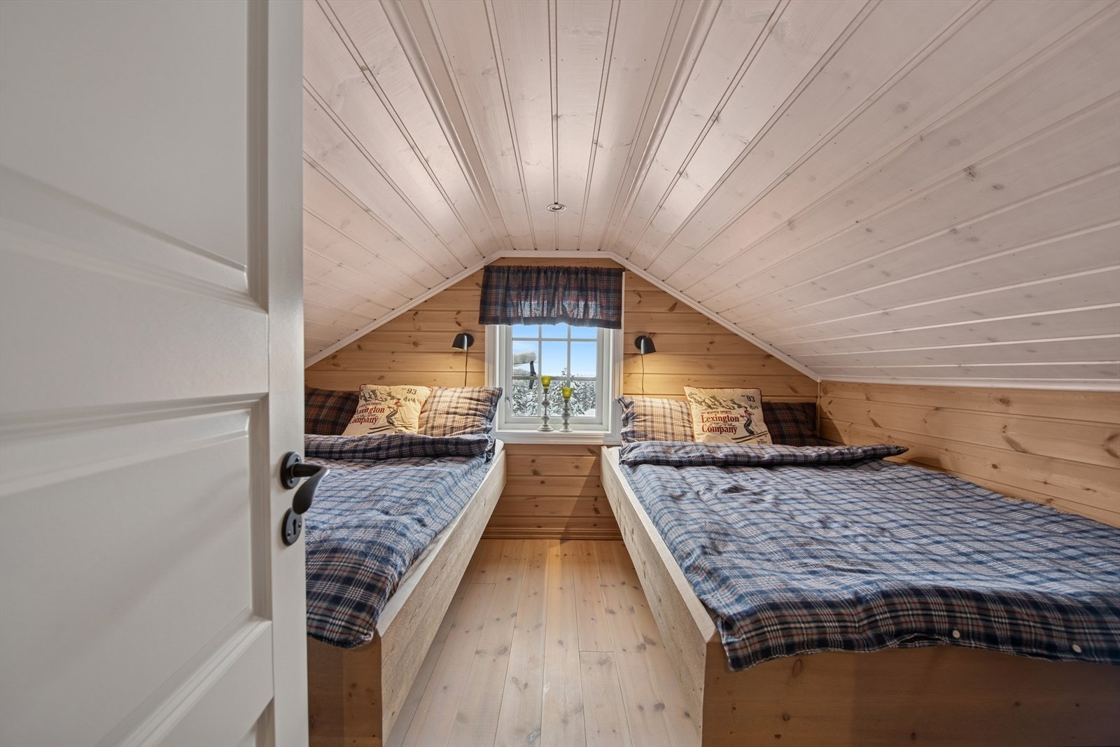 Loftsoverom innredet med sengeplasser. Hyttas 2. etg har et gulvareal på ca. 37 m², og består av 2 rom innredet som soverom og loftstue. Takhøyden er målt til ca. 188 cm, og er under kravet på 190 cm. Arealet er ikke medregnet i BRA. Galleribilde