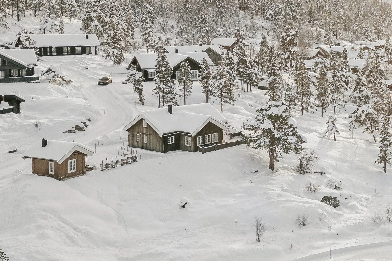 Høyt og fritt beliggende familiehytte med panoramautsikt i fjellparadis. Her kan du nyte utsikt i flere retnigner både til Vehuskjørringa og Raulandsfjell. Galleribilde