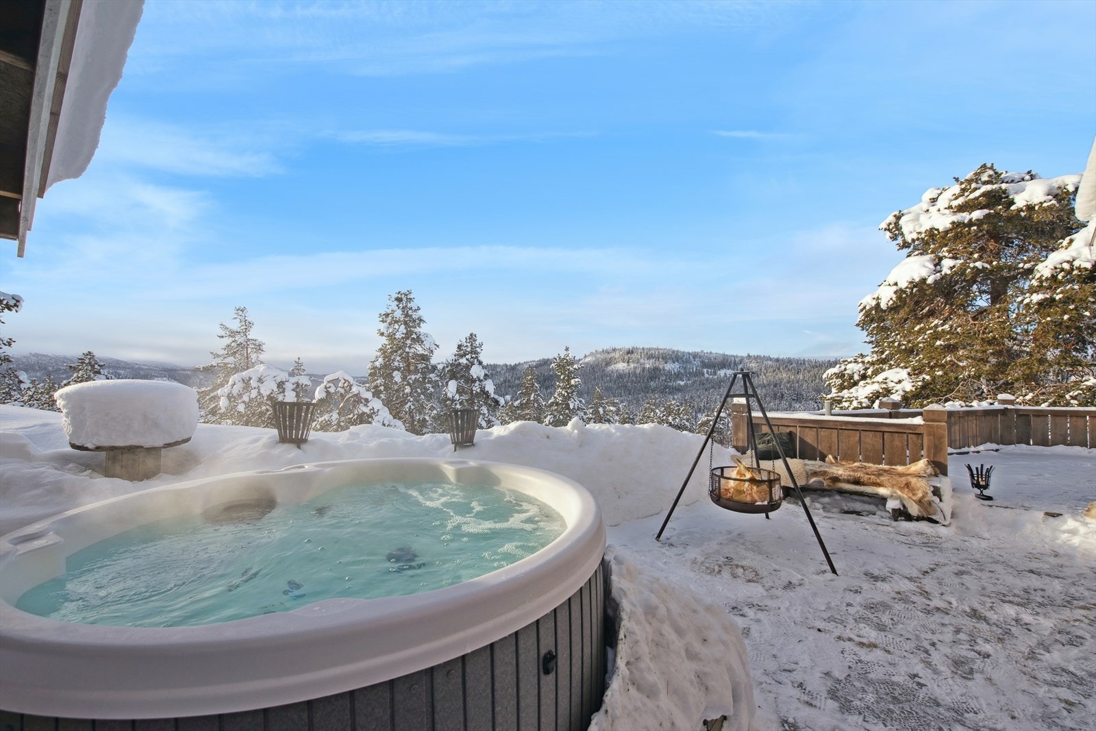 Badestampen er perfekt plassert langs hyttas vegg - solrik, med utsikt som innbyr til lange, avslappende kvelder under åpen himmel. Galleribilde