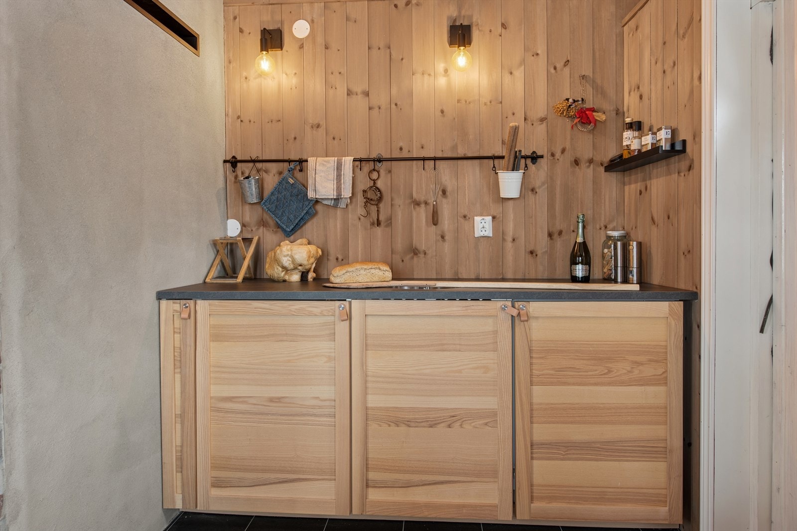 Annekset er også innredet med en liten kjøkkenløsning. Bakerovn i anneks gir ekte hytteliv - med ferskt brød til frokost, kanelknuter på ettermiddagen og pizza som samler alle rundt bordet. Galleribilde