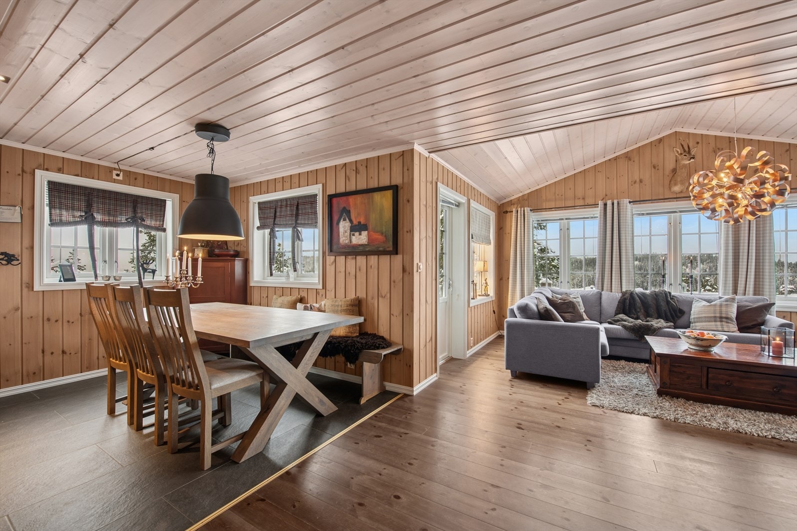 Lys og romslig spiseplass med store vindusflater som slipper inn naturlig lys og rammer inn utsikten - perfekt for måltider med naturen som bakteppe. Galleribilde