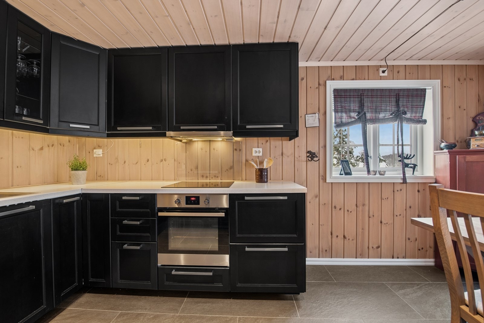 Arbeidsvennlig kjøkken med Waterguard, komfyrvakt og alle hvitevarer integrert. Galleribilde