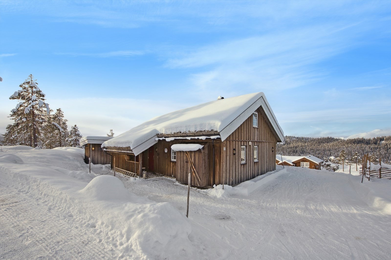 Med helårs adkomst og løypenett rett utenfor døren, starter fjelleventyret her - og godt med plass til parkering gjør alt enkelt fra første stund Galleribilde