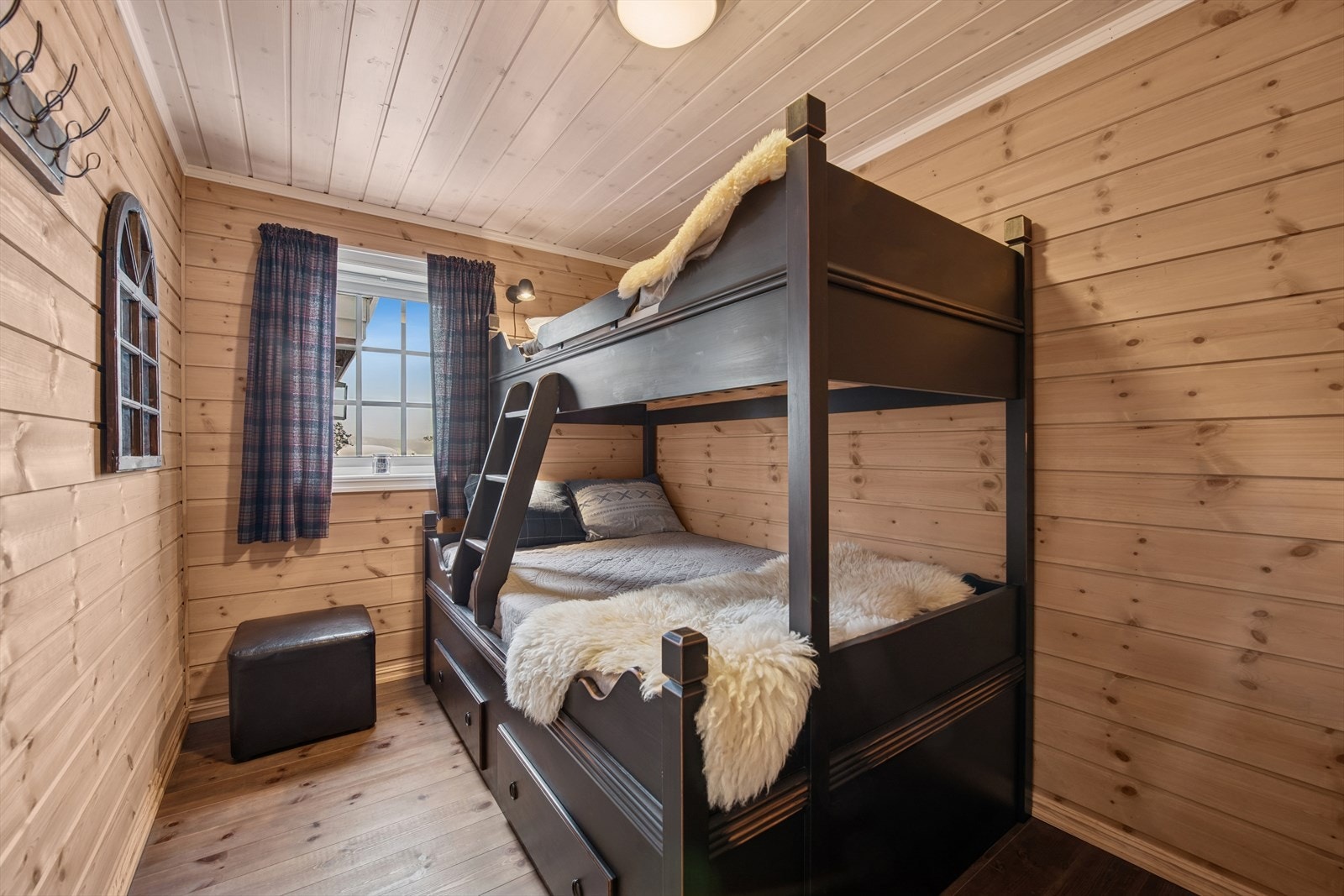 Soverom med tre sengeplasser og sjarmerende sprossevindu - perfekt for barn og ungdom, med plass til praktisk garderobeløsning. Galleribilde