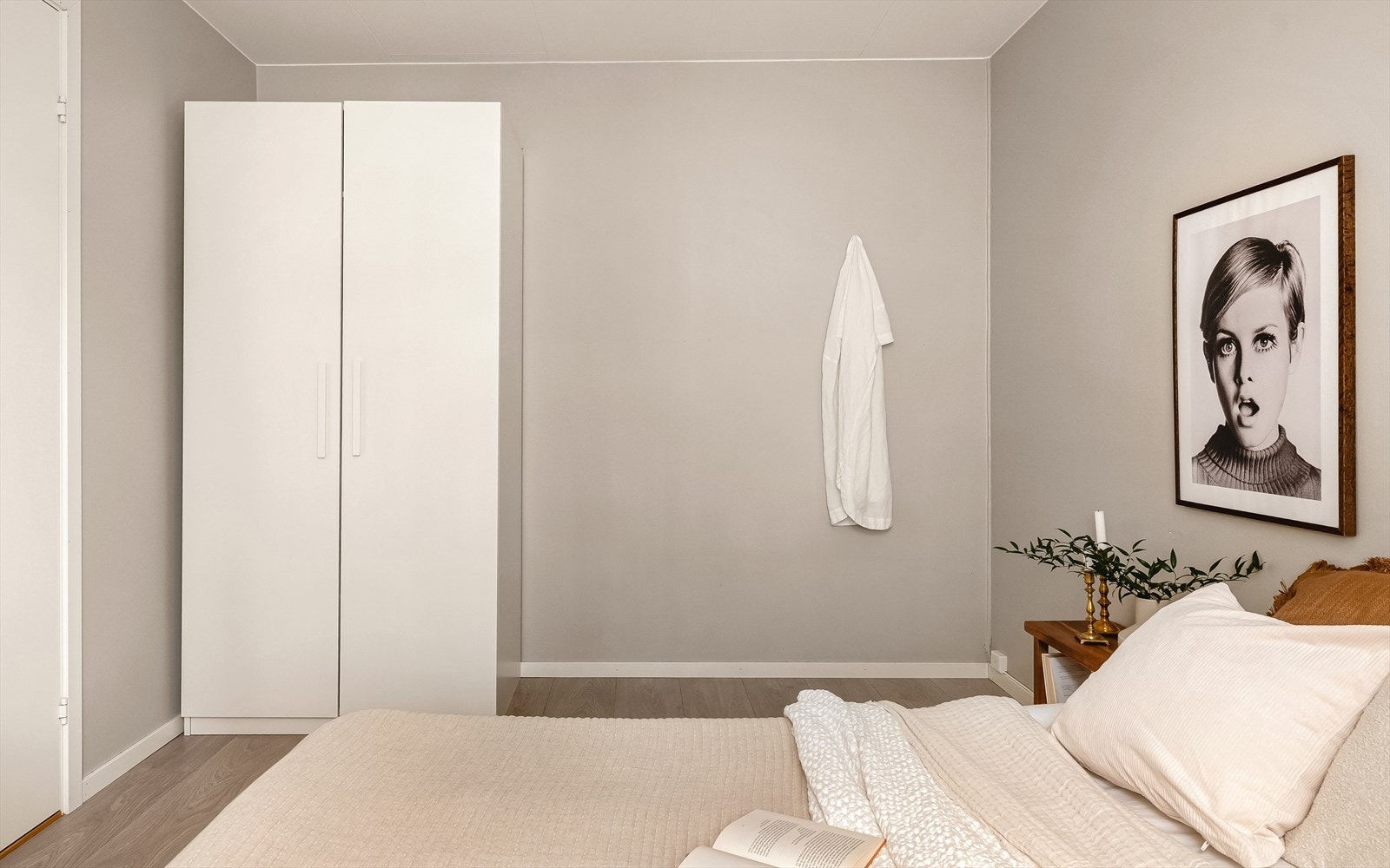 På soverommet har du godt med oppbevaringsplass. Galleribilde