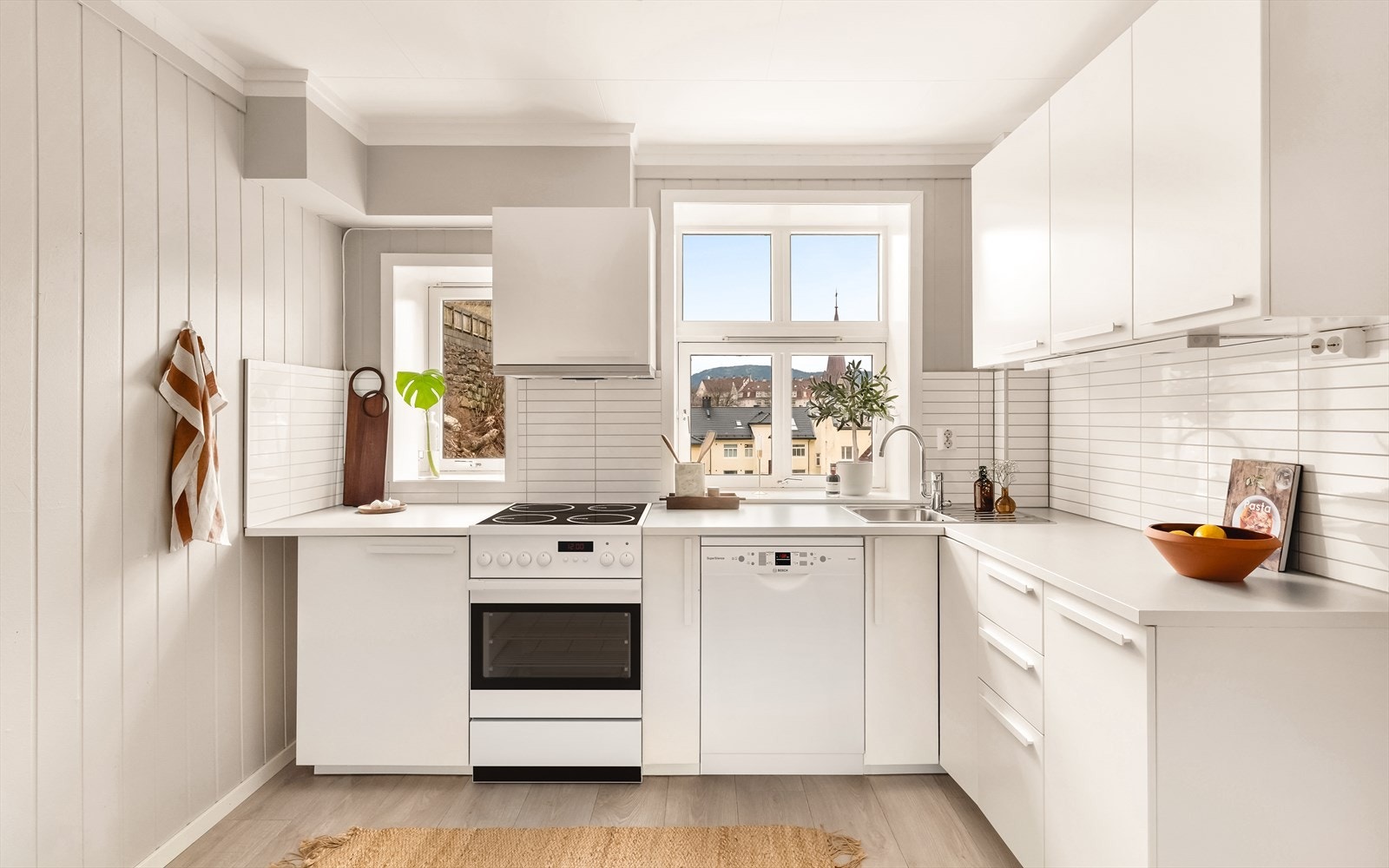 Klassisk kjøkken med godt lysinnslipp. Her kan du briljere med kreative oppskrifter. Galleribilde