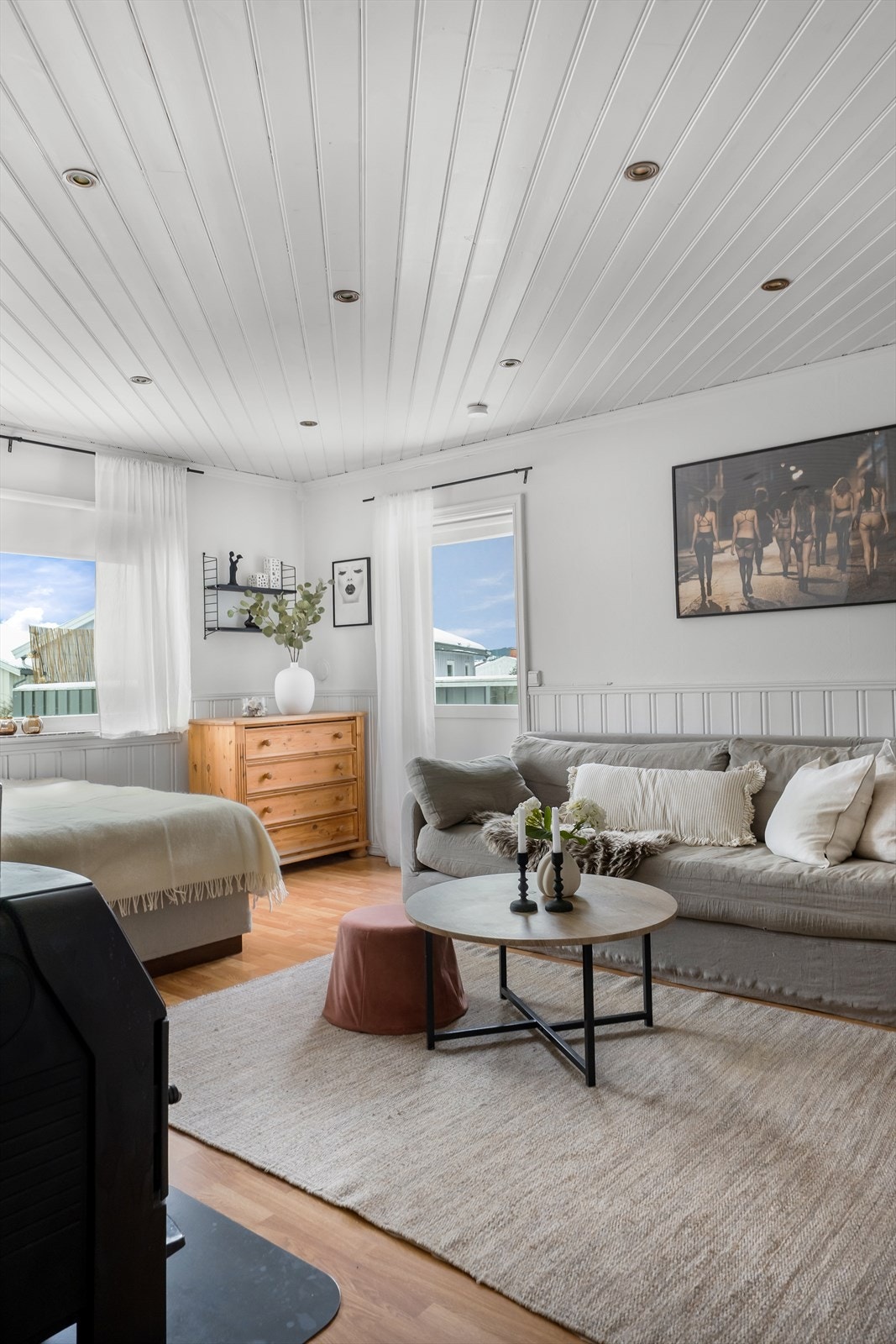 Store vindusflater slipper inn rikelig med naturlig lys og gir rommet et luftig preg, mens spotter i taket sørger for god belysning. Galleribilde