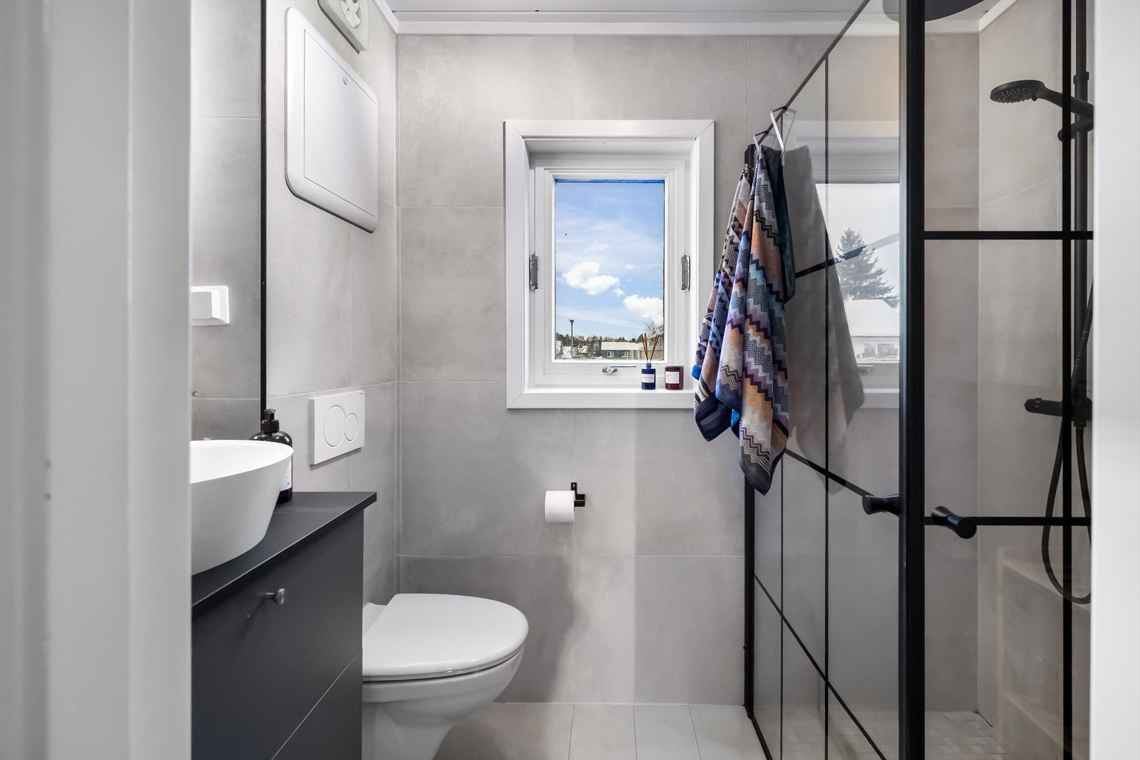 Leiligheten har et lyst og moderne bad fra 2022. Galleribilde