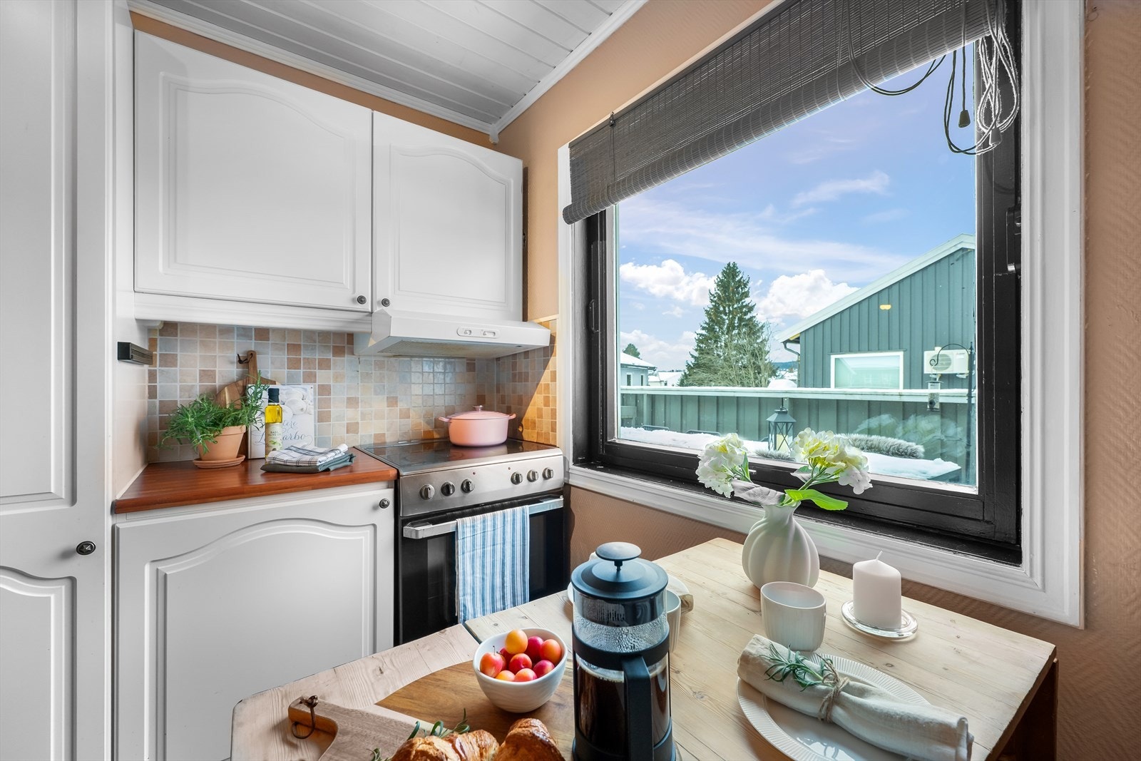 Ved kjøkkenet er det plass til et lite, koselig spisebord. Galleribilde