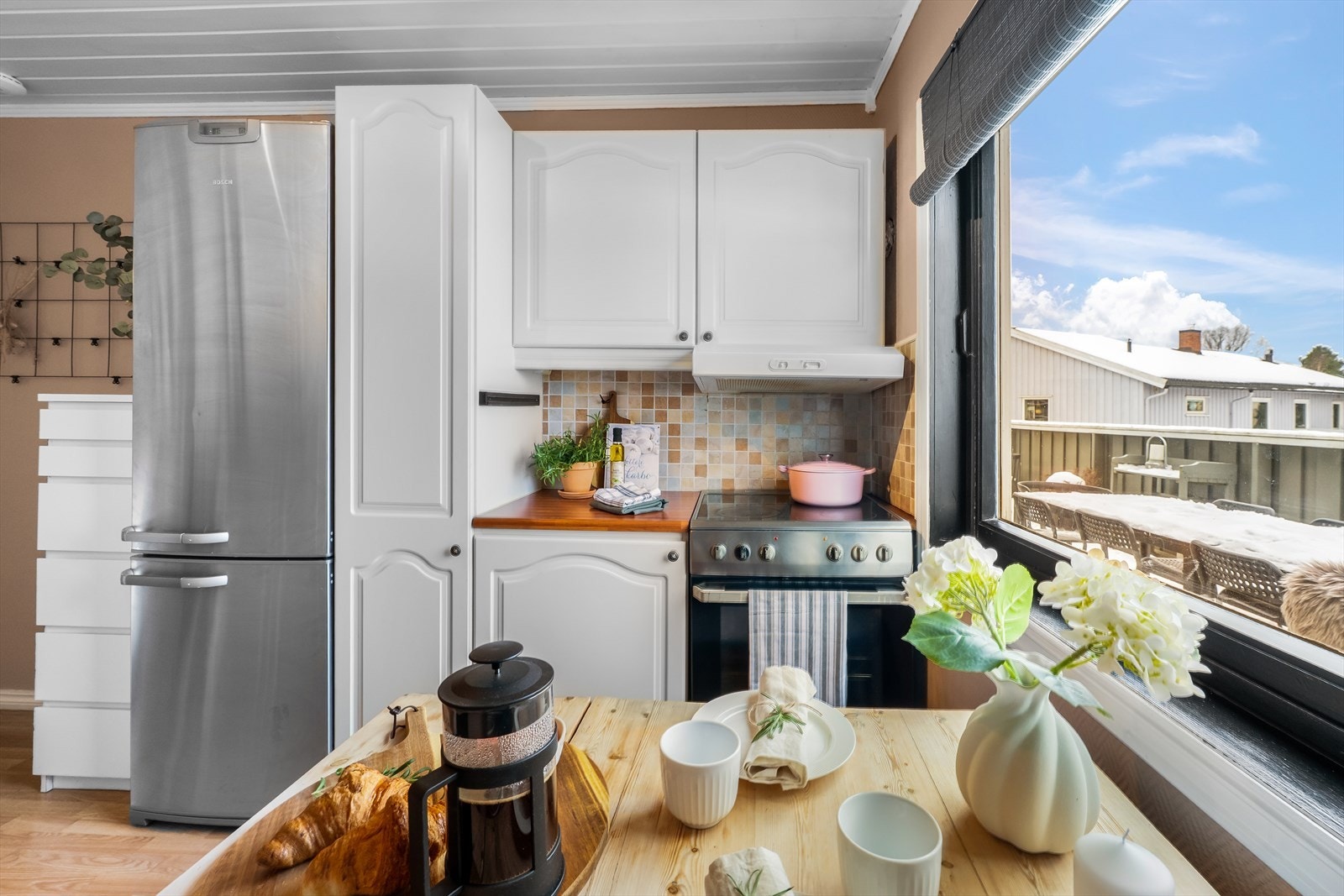 Rommet er utstyrt med en kjøkkenventilator med avtrekk ut, og en varmtvannstank på cirka 100 liter er også plassert her. Galleribilde