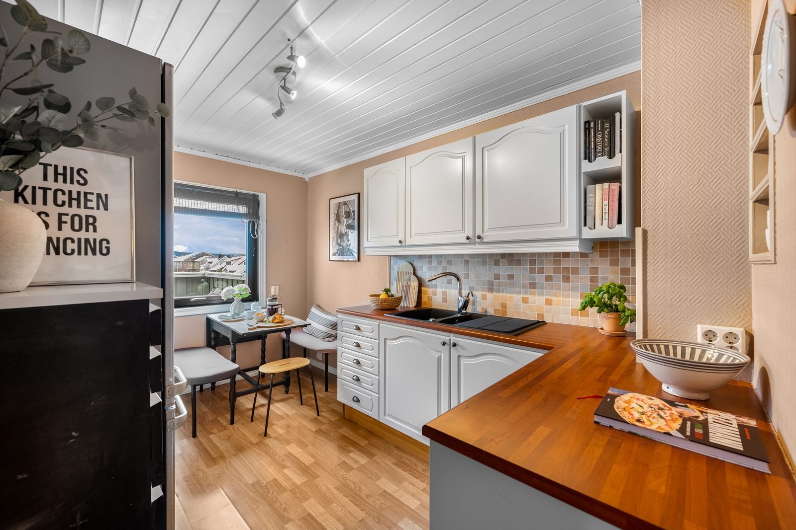 Kjøkkenet ligger i eget rom med adkomst fra gangen. Galleribilde