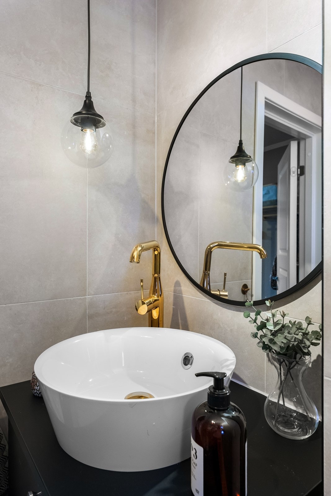 Badet er utført med flislagt gulv med elektriske varmekabler, fliser på veggene og malt tak. Galleribilde