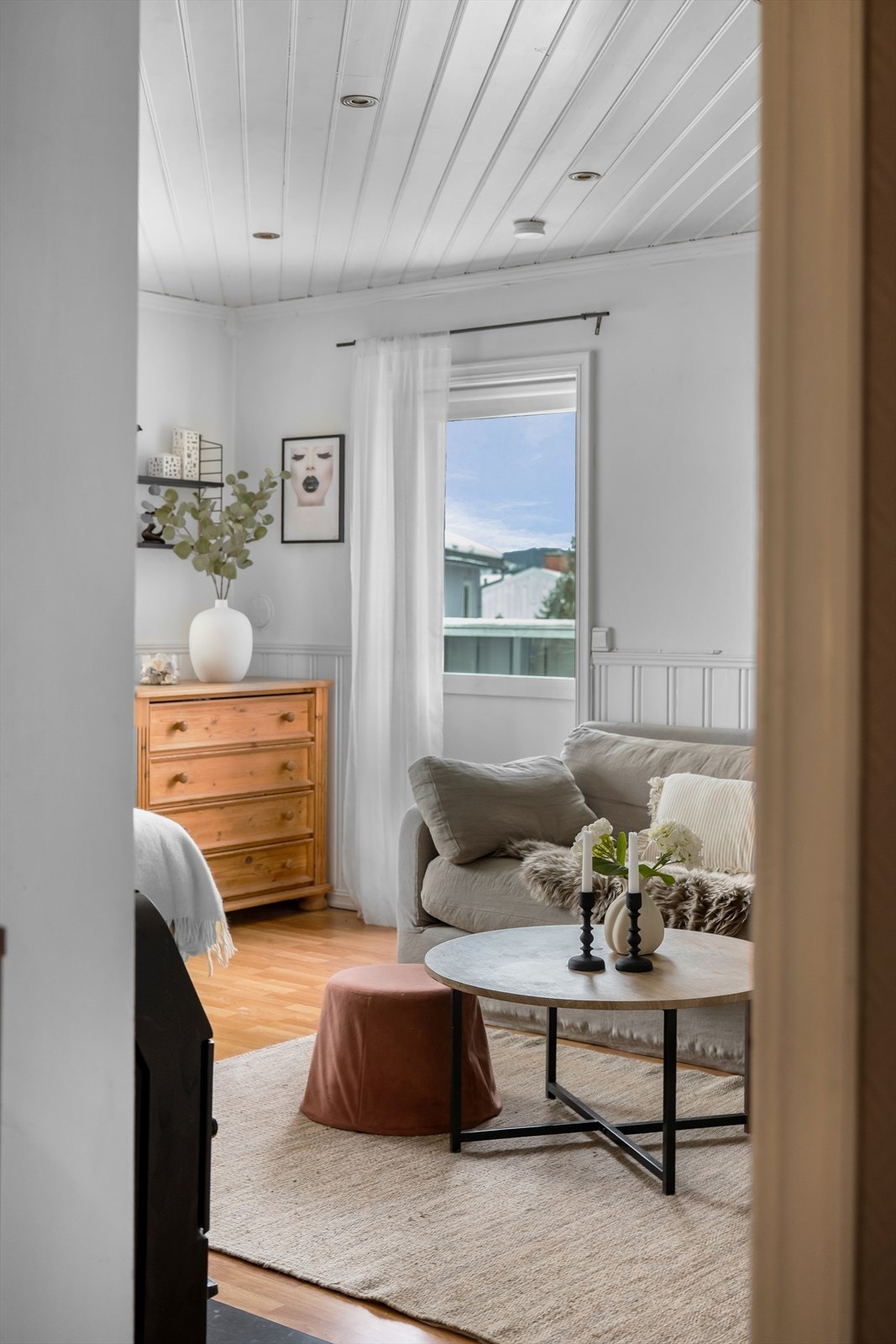 Fra stuen er det utgang til en stor, vestvendt veranda på ca. 32 kvm med god plass til utemøbler. Galleribilde