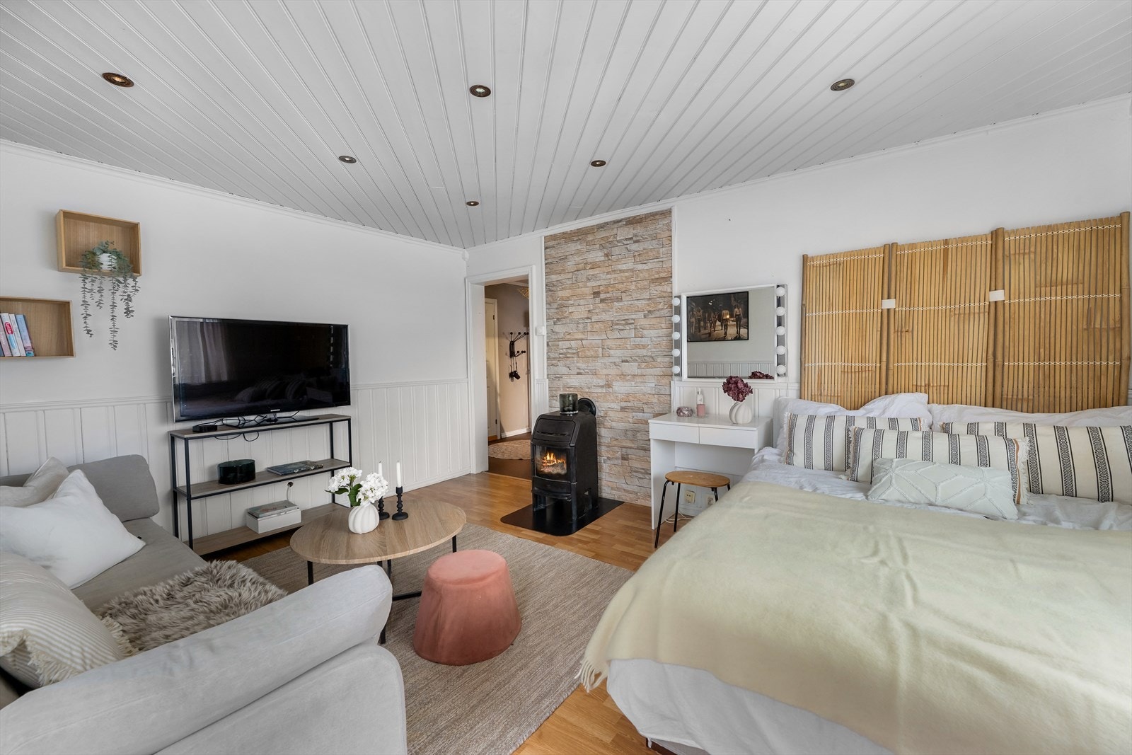 Stuen er lys og romslig med en møbleringsvennlig planløsning. Galleribilde