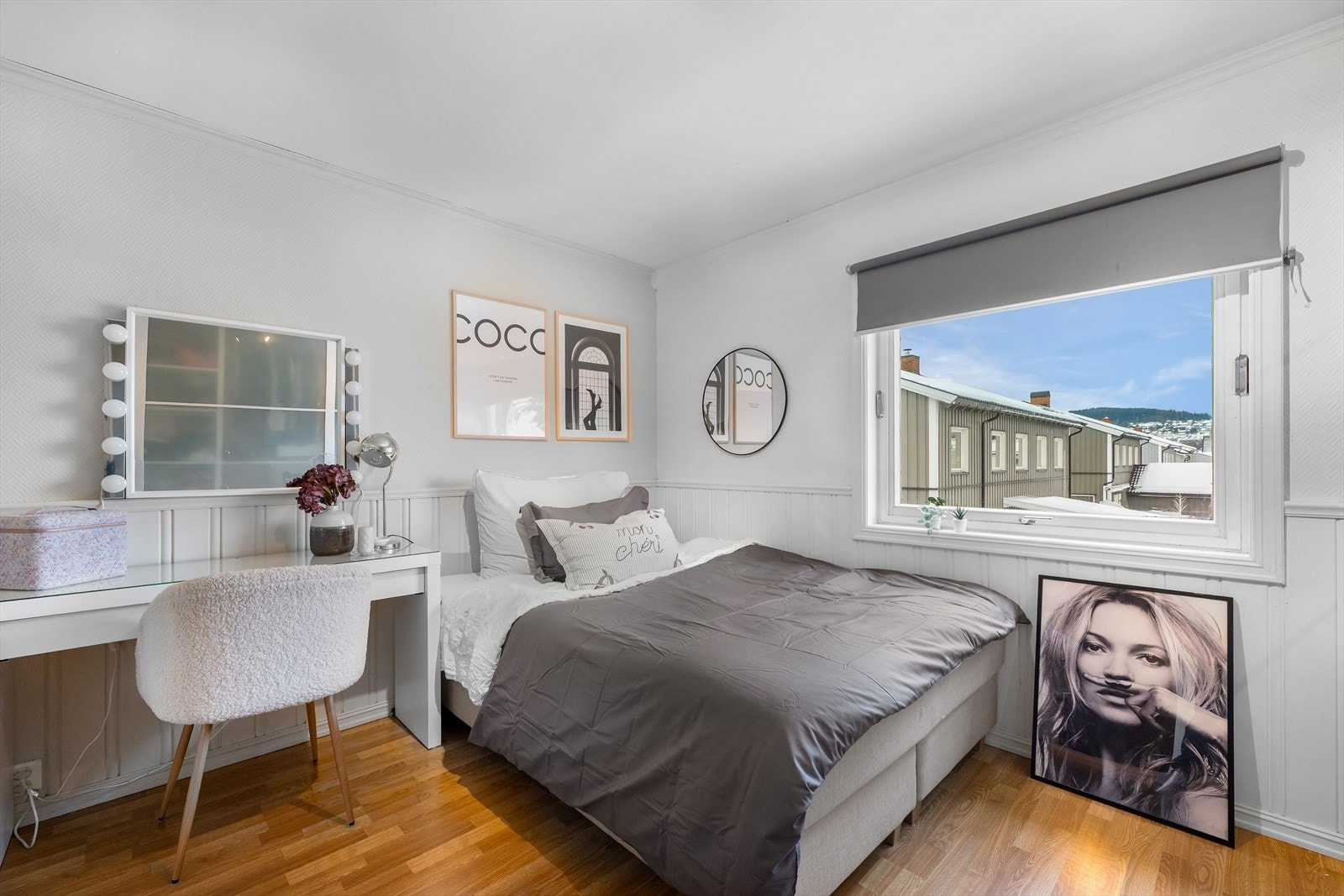 Leiligheten har et romslig soverom med god plass til dobbeltseng, nattbord og øvrig møblement. Galleribilde