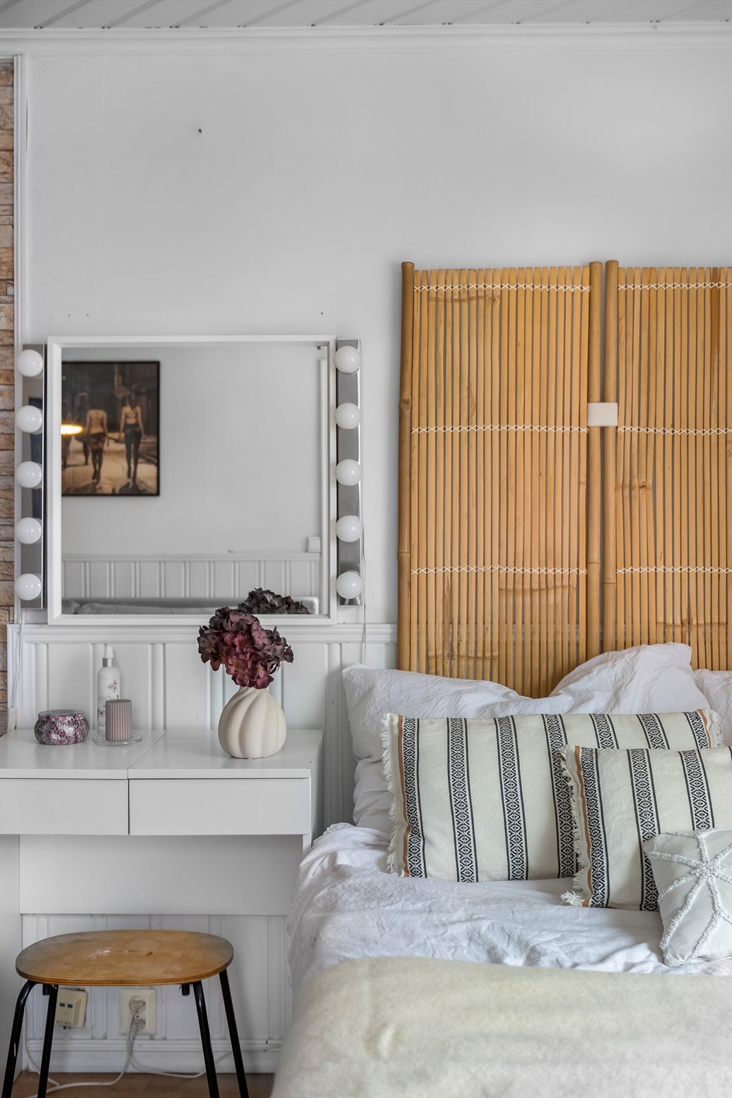 I dag er deler av stuen innredet med en ekstra soveplass. Galleribilde