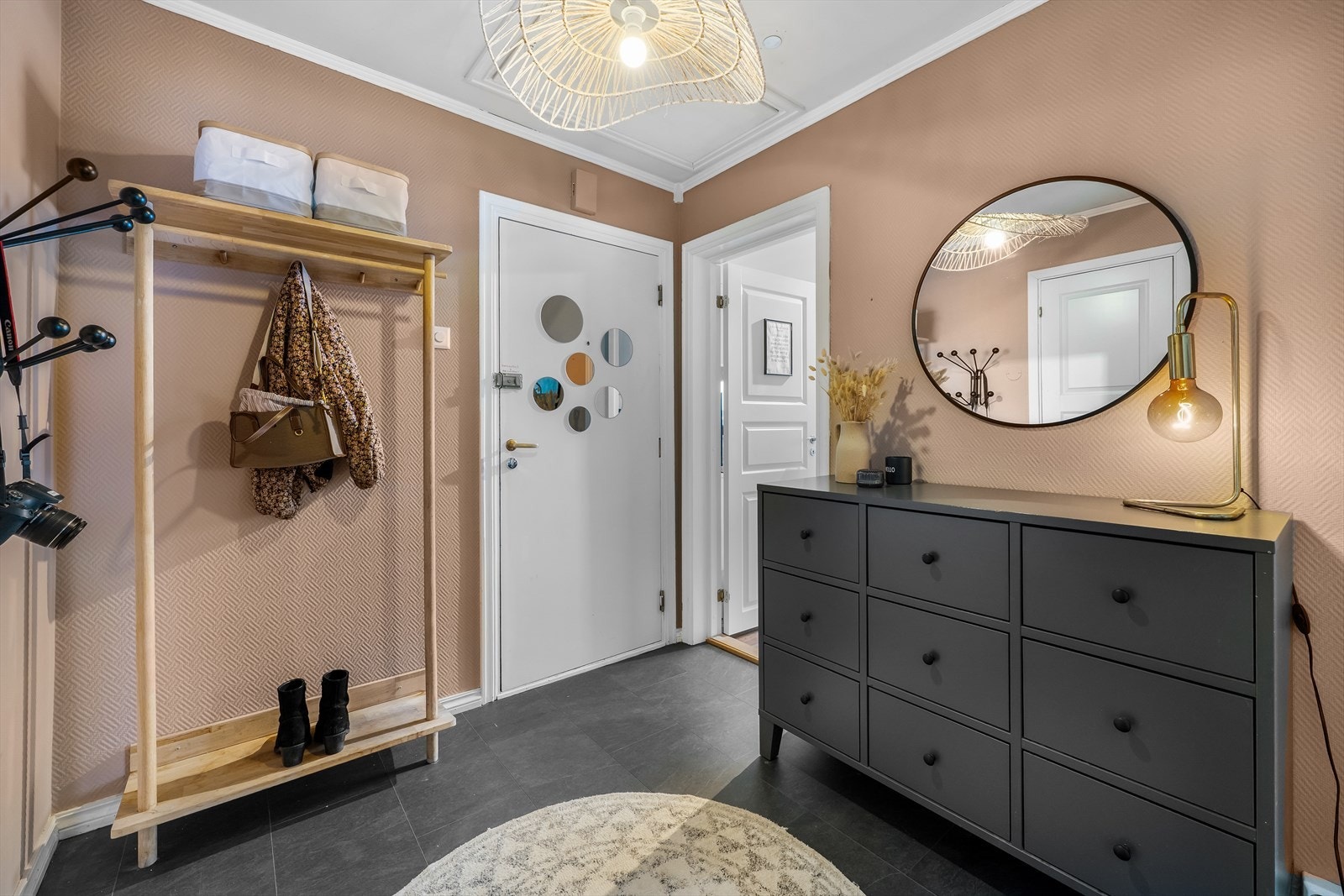 Velkommen inn i en lys og trivelig entré med god plass til oppbevaring av yttertøy og sko. Galleribilde