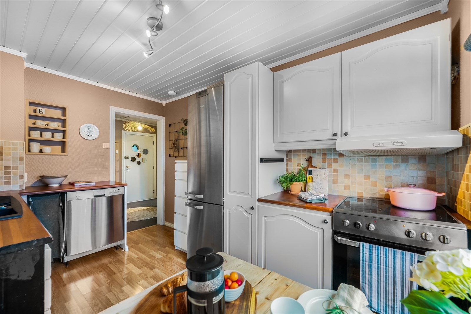 Av hvitevarer finnes det kjøleskap/fryser, oppvaskmaskin og komfyr. Galleribilde