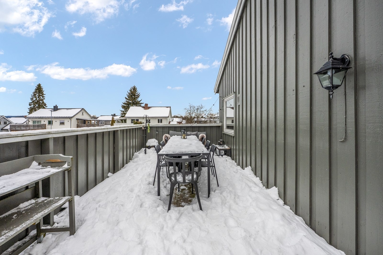 Stor og fantastisk veranda med god plass til diverse møbler. Her er det god plass til å invitere familie og venner i hyggelige sammenkomster. Verandaen byr på gode solforhold. Galleribilde
