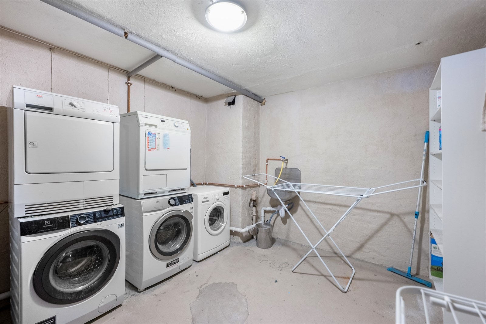 Felles vaskerom med egen plass til både vaskemaskin og tørketrommel. Galleribilde