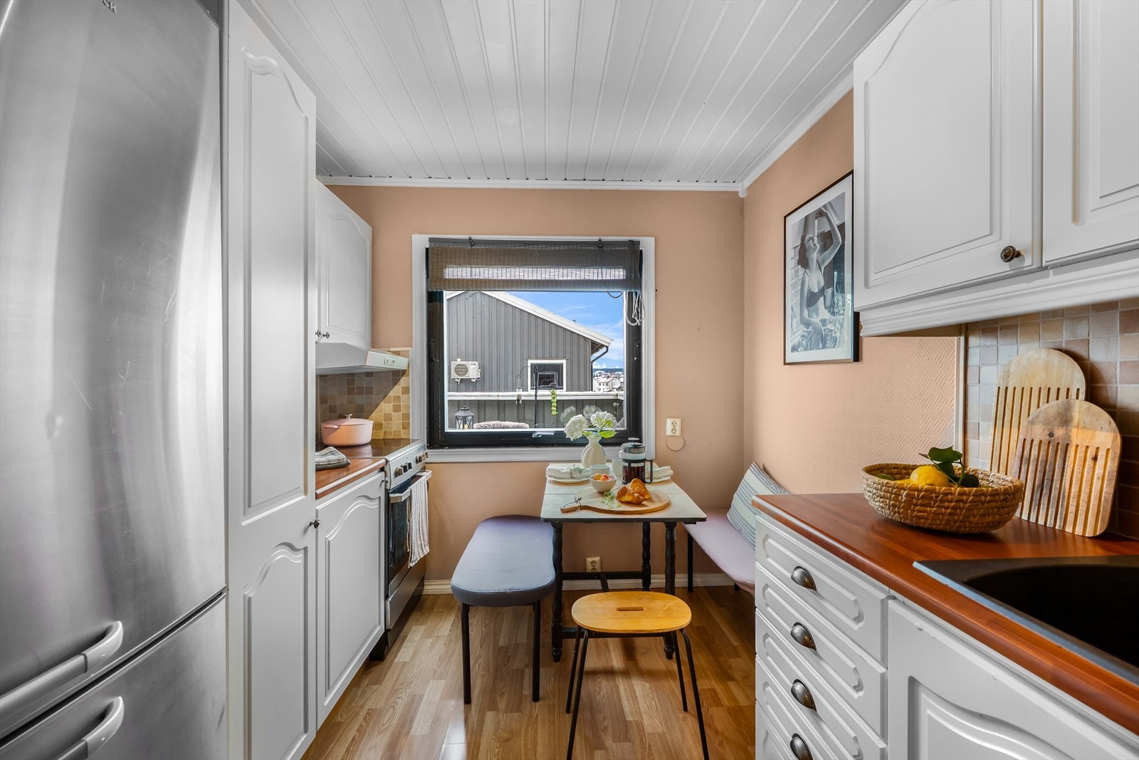 Kjøkkenet er innredet i en praktisk form og har godt med skap- og benkeplass. Galleribilde