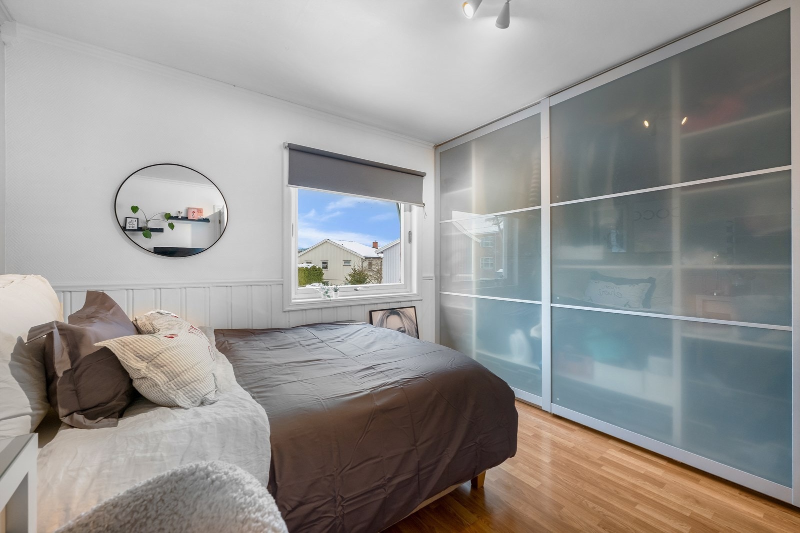 I tillegg er det en romslig skyvedørsgarderobe med god plass til oppbevaring. Galleribilde