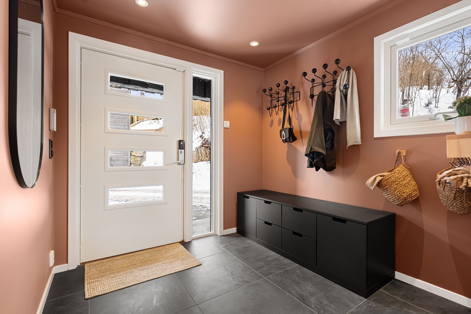 Velkommen inn! Her kommer du inn i en romslig gang med varmekabler under flisene og god plass til å henge fra seg yttertøy og sette fra seg sko. Galleribilde