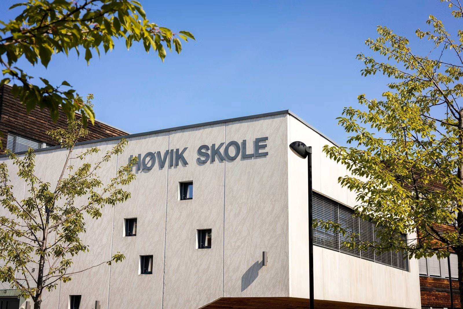 Boligen ligger i et svært barnevennlig villastrøk, kun 350 m fra barneskolen og under 100 m fra ungdomsskolen.
- Høvik barneskole Galleribilde