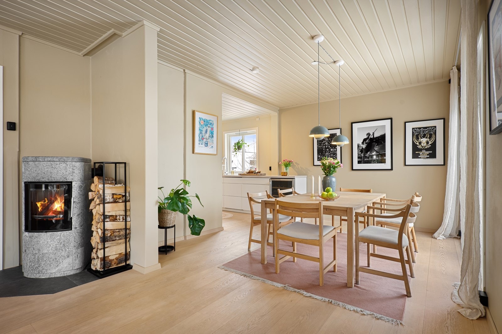 Det er delvis åpent mellom stue og kjøkken - Her er det også god plass til et stort spisebord. Galleribilde