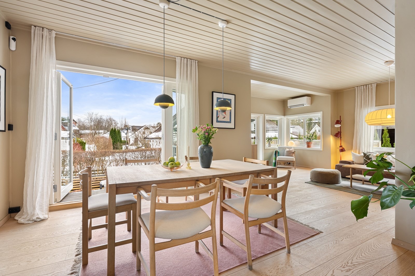 Legg merke til de doble terrassedørene som kan åpnes helt opp. Galleribilde