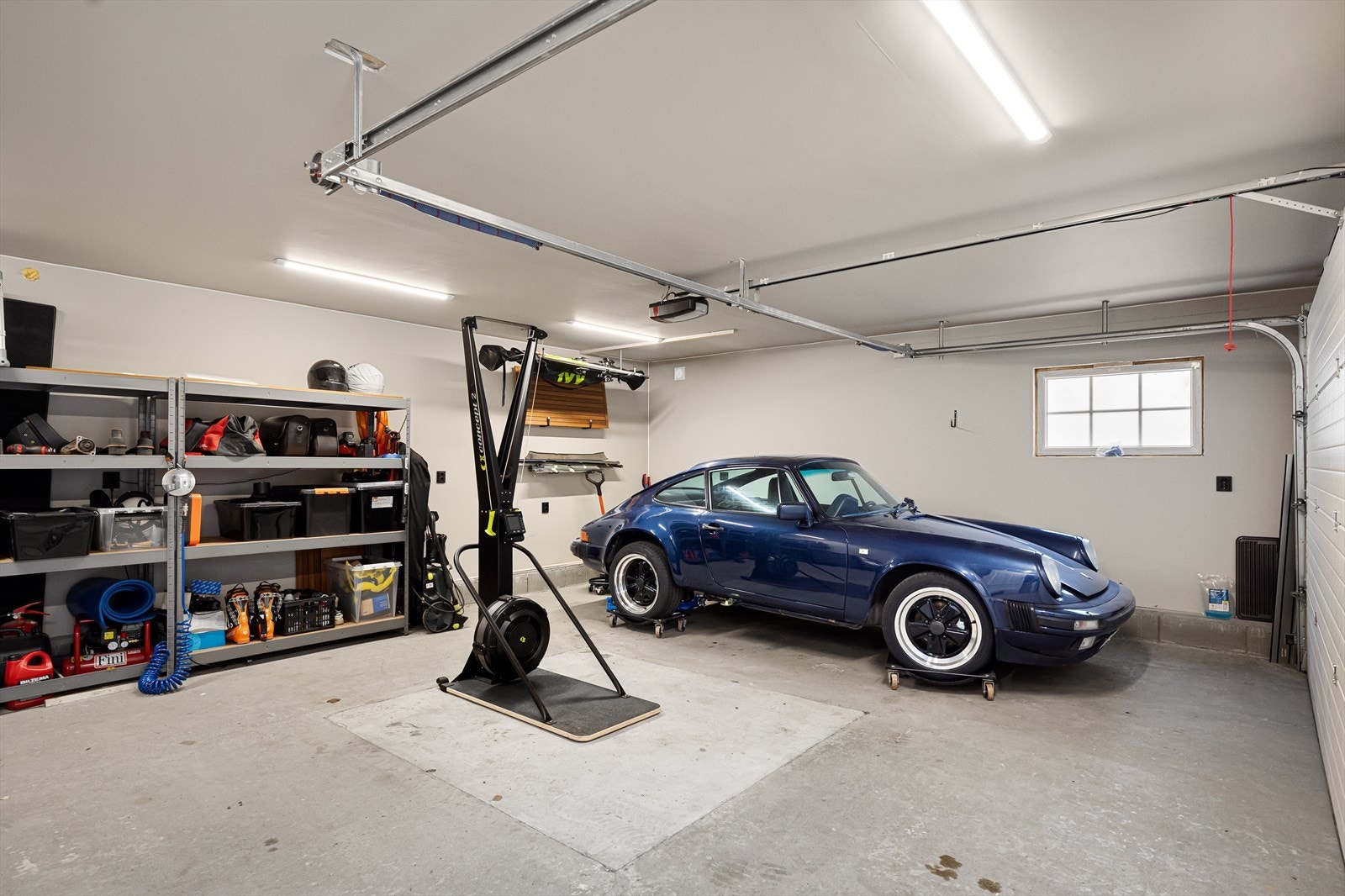 Romslig garasje med god plass til to biler og meget godt med oppbevaring. Galleribilde