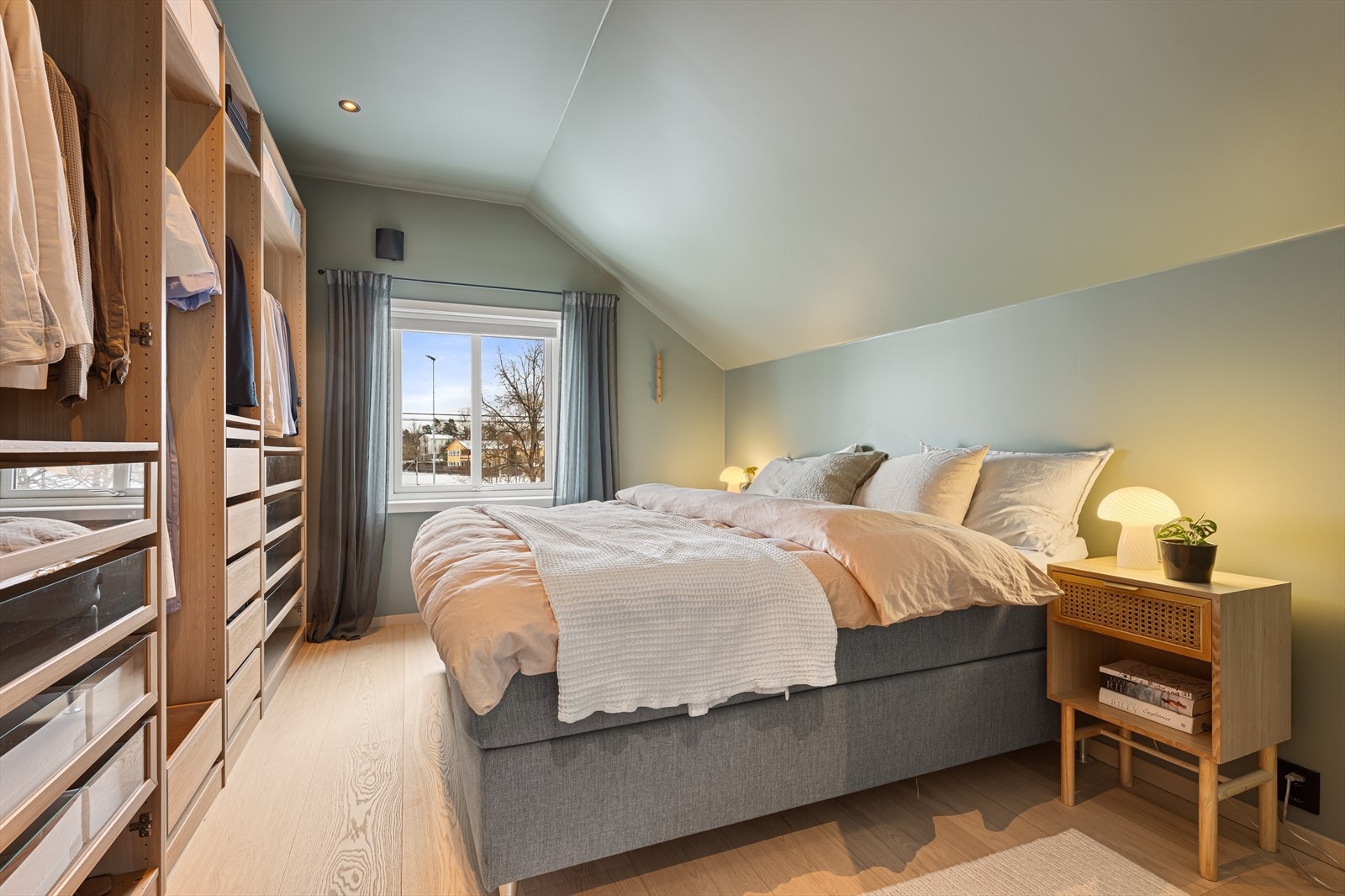 Hovedsoverommet er av god størrelse og har plass til dobbeltseng og tilhørende nattbord. Galleribilde