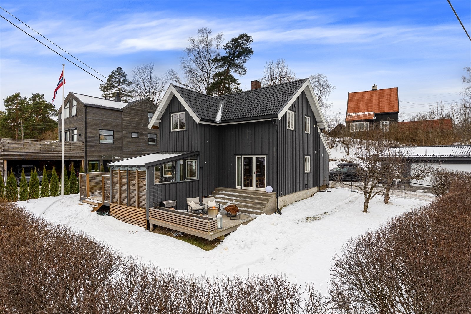 En gjennomgående flott familiebolig over tre etasjer med fine uteplasser og dobbelgarasje. Galleribilde