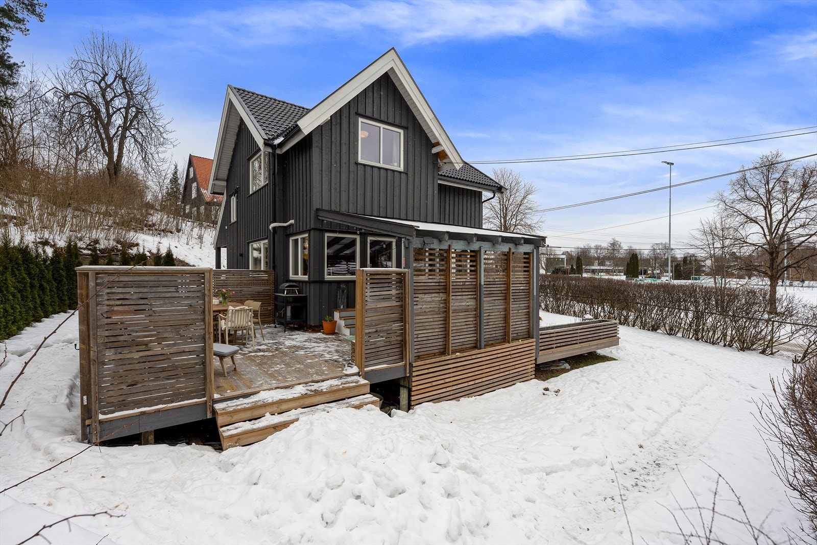 Hyggelig hage med gjerde og hekk rundt. Det er opparbeidet flere fine uteplasser som gjør at man kan flytte rundt etter været, alt etter hvor man trives best. Galleribilde