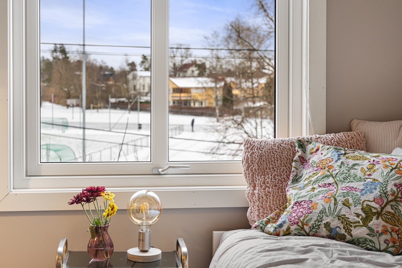 Fra soveromsvinduet er det utsikt mot fotballbanen som ligger i umiddelbar nærhet. Galleribilde