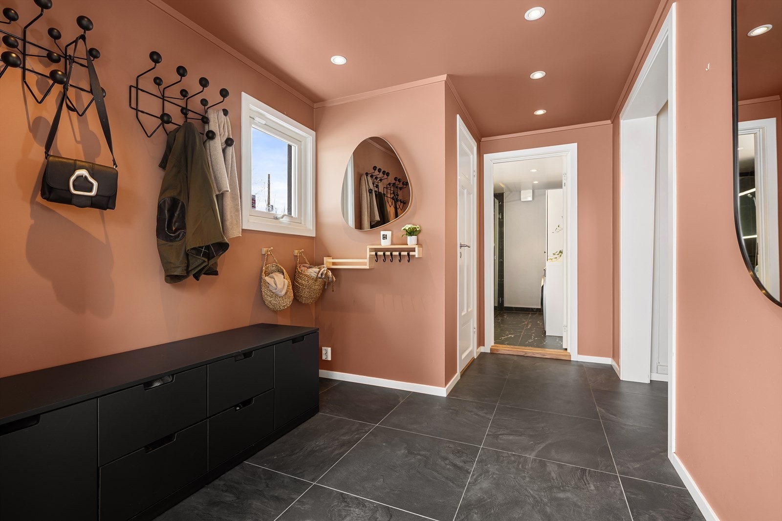 Fra entreen er det tilgang til badet samt et eget gjestetoalett. Galleribilde