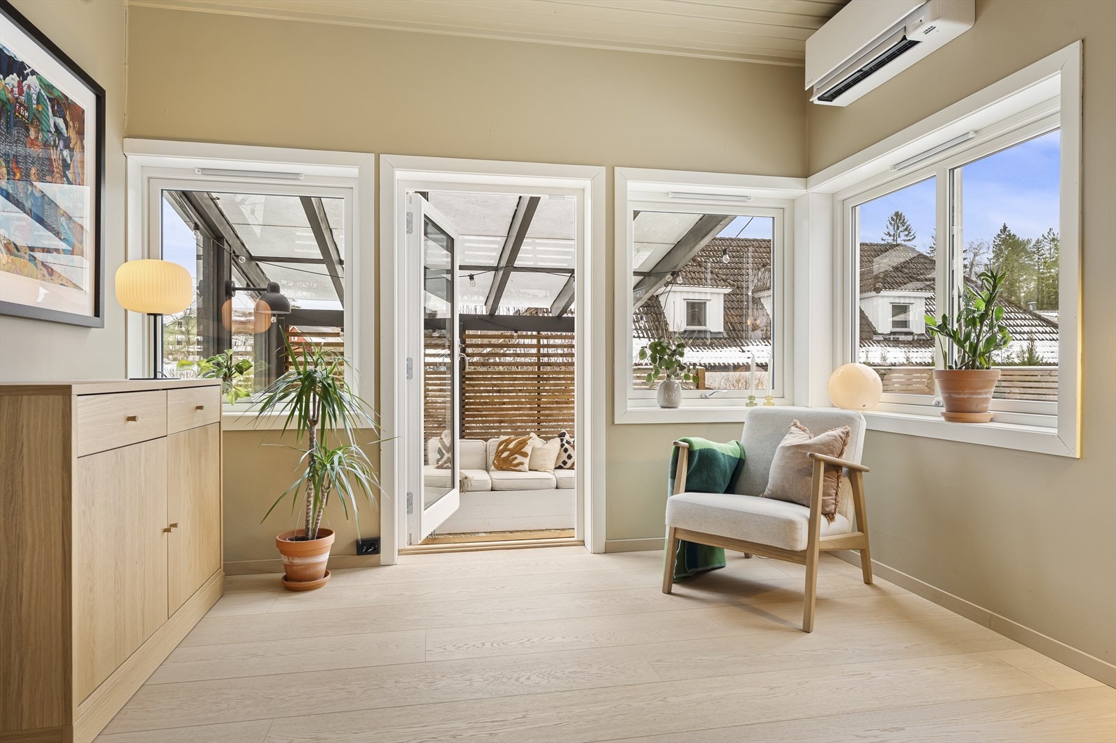 Hyggelig og lun overbygget uteplass utenfor stuen i første etasje. Galleribilde