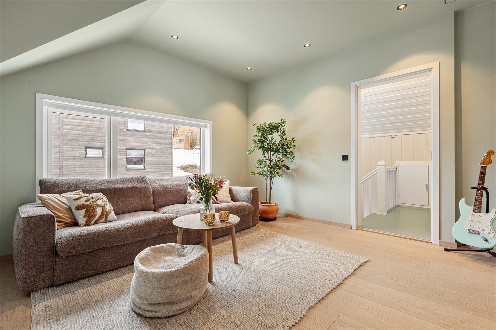 I andre etasje er det en innredet en loftstue mellom soverommene. Galleribilde