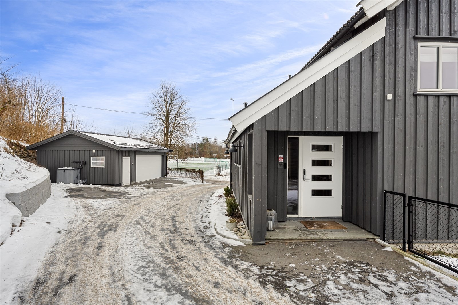 Asfaltert gårdsplass med god plass til flere biler. Her er det enkel og trappefri adkomst til huset. Galleribilde